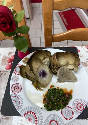 Une photo de Artichaut avec sa vinaigrette aromatisée, ciboulette et persil du jardin