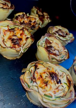 Une photo de Roses de courgettes et pommes de terre au chèvre 🐐 🥒🥔