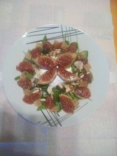 Una foto de Ensalada de "Burrata", con higos, ruca, canónigos y frutos seco