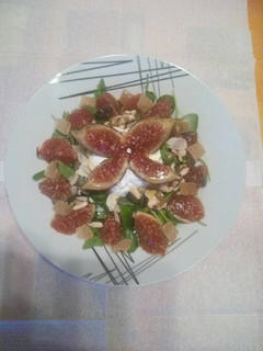 Una foto de Ensalada de "Burrata", con higos, ruca, canónigos y frutos seco