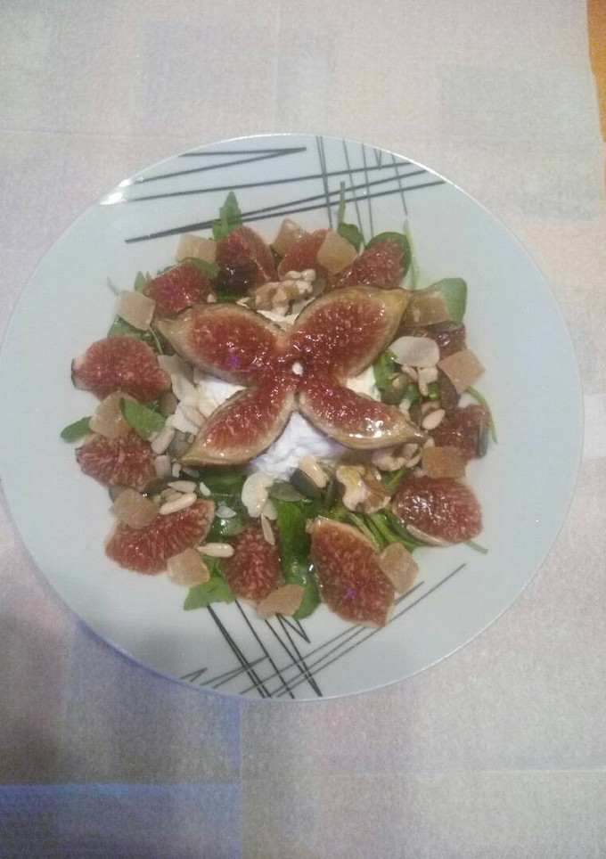 Una foto de Ensalada de "Burrata", con higos, ruca, canónigos y frutos seco