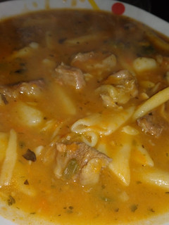 Una foto de Guiso de Verduras, carne y fideos