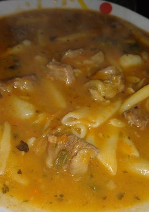 Una foto de Guiso de Verduras, carne y fideos
