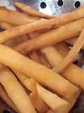 Kripik bawang atau stik bawang cetak pakai cangkir keramik