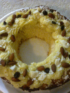 Una foto de Rosca de Pascua decorada con pastelera, almendrasy pasas de uva