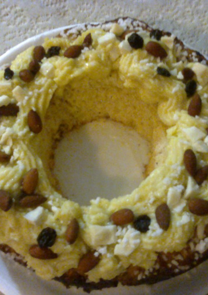 Una foto de Rosca de Pascua decorada con pastelera, almendrasy  pasas de uva