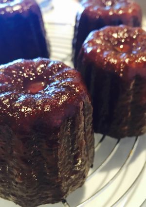 Hình của món Bánh Pháp Ca-nơ-lê (Cannelés de Bordeaux).