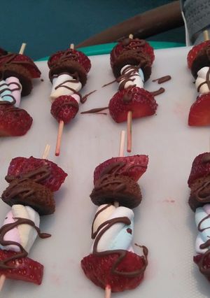Una foto de Brochets de frutillas y malvaviscos