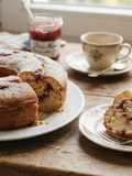 Ciambella soffice yogurt bianco e marmellata di fragole