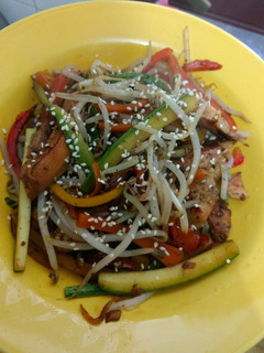 Una foto de Salteado de vegetales y pollo (tipo Chop suey =trozos mezclados)