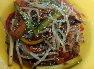 Una foto de Salteado de vegetales y pollo (tipo Chop suey =trozos mezclados)