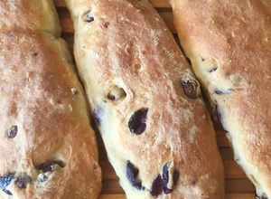 Foto di 69 • Filoni croccanti alle olive kalamata (pane senza impasto) 🇬🇷
