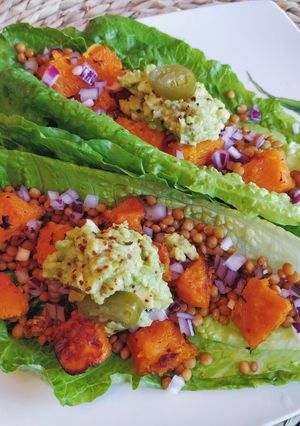 Una foto de Tacos veganos de lechuga con lentejas y calabaza