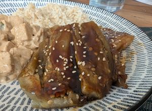 Une photo de Aubergines grillées avec sauce soja sucrée/ salée