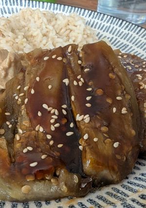 Une photo de Aubergines grillées avec sauce soja sucrée/ salée