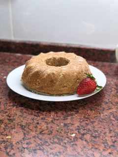 Una foto de Budín de banana con frutillas 🍌🍓