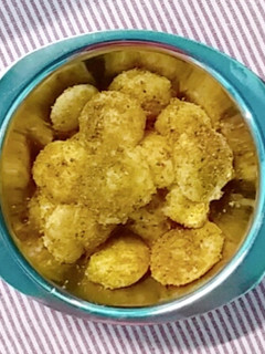 கறிவேப்பிலை பொடி இட்லி (Kariveppilai podi idli recipe in tamil) செய்முறை முக்கிய புகைப்படம்
