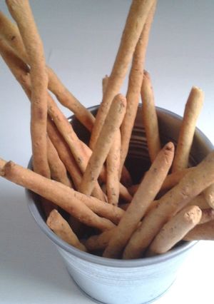 Una foto de Palitos de harina de garbanzo y sésamo (vegano y sin TACC)