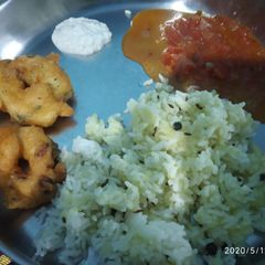 A picture of Ven pongal and urad dal vada.