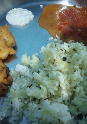 A picture of Ven pongal and urad dal vada.