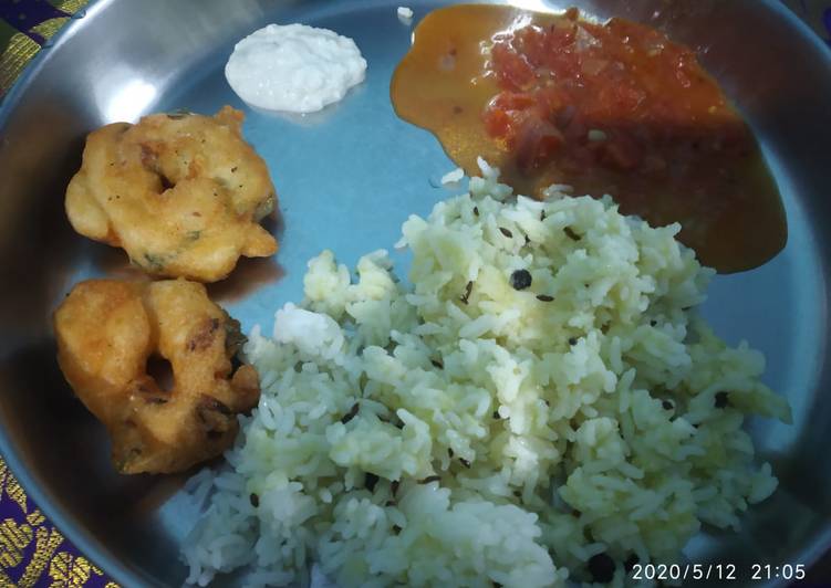 Ven pongal and urad dal vada