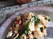 Una foto de ensalada de papa con cilantro