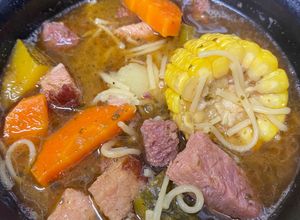 Una foto de Sopa de jamón y salchichón