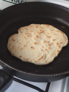 Una foto de Pan pita (árabe) a la sartén