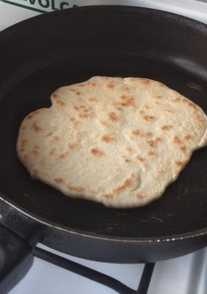 Una foto de Pan pita (árabe) a la sartén