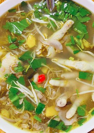 Hình của món Canh chua thơm, bông chuối và chân gà 🍲.