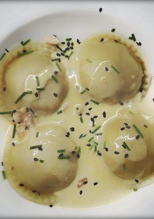 Una foto de Sorrentinos de pollo, ricota y nueces!