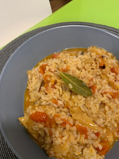 Una foto de Risotto rojo con champiñones y tomates cherry