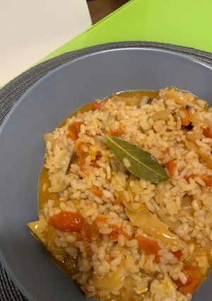 Foto principal de Risotto rojo con champiñones y tomates cherry