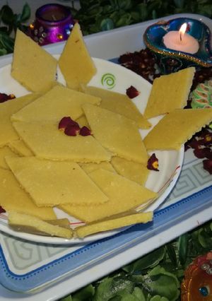 કેસર કાજુ કતરી (Kesar kaju katri Recipe in Gujarati) રેસીપી મુખ્ય ફોટો