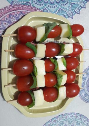 Una foto de Pinchos caprese