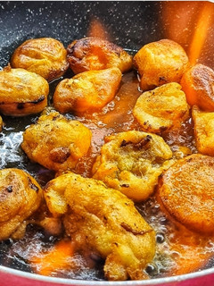 Una foto de Buñuelos de plátano flambeados con ron 🇸🇨