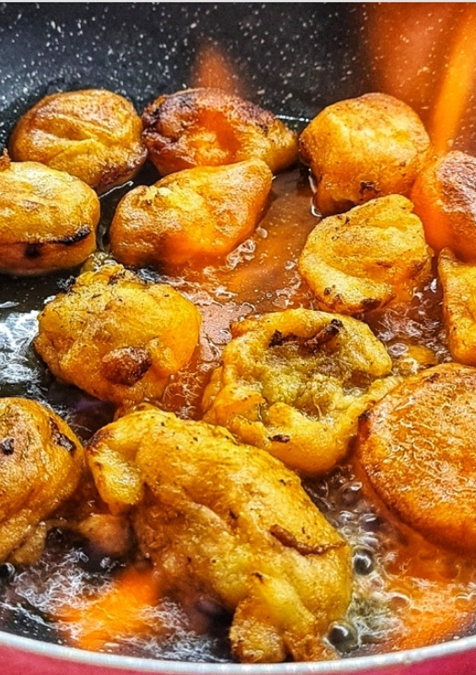 Una foto de Buñuelos de plátano flambeados con ron 🇸🇨