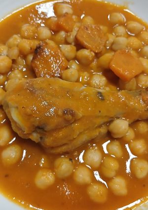 Una foto de Garbanzos y muslos de pollo