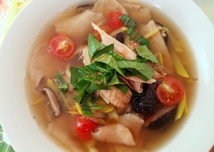 Recipe of Homemade Hand-tore Spelt Noodle chicken Soup