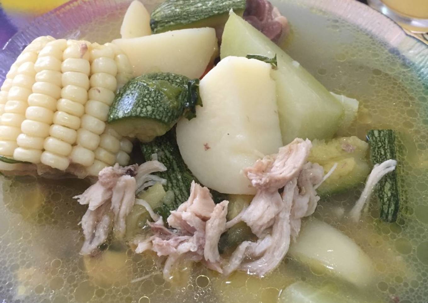 Sopa de verduras con pollo 馃崡