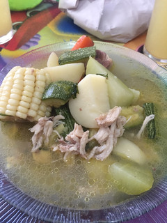 Una foto de Sopa de verduras con pollo 🍗