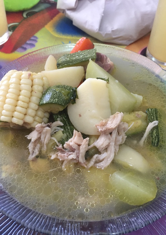 Una foto de Sopa de verduras con pollo 🍗