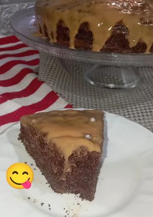 صورة لوصفة كيكة هنريس بدون دقيق مزينة بدانون كراميل