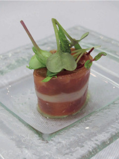 Una foto de Sushi de jamón serrano con cebolla caramelizada y manzana