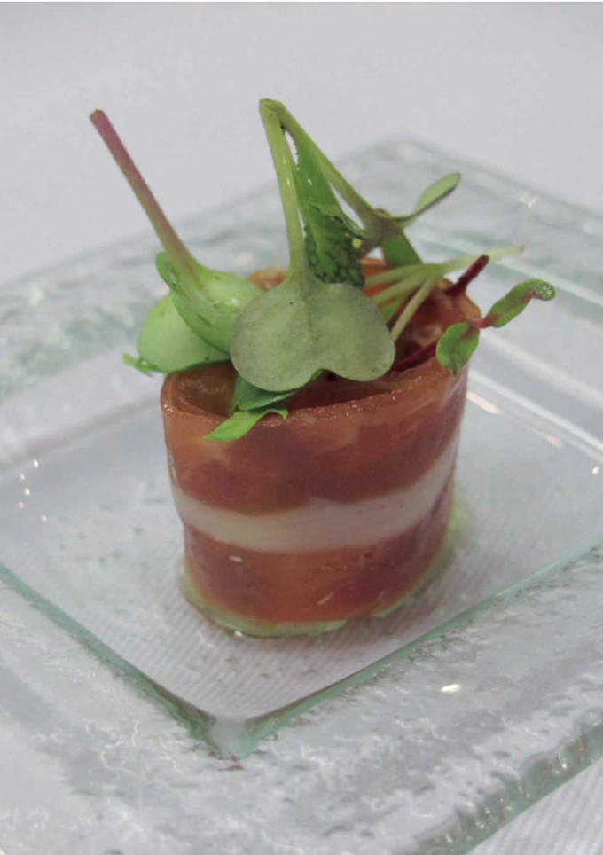 Una foto de Sushi de jamón serrano con cebolla caramelizada y manzana