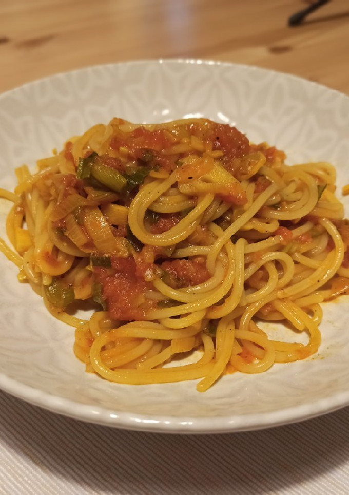Una foto de Pasta (espaguetis) con sofrito casero