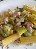 Tortiglioni con Zucchine, Cipolla di Tropea, Prosciutto Cotto e Semi di Papavero