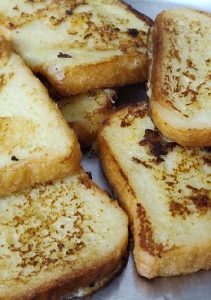 A picture of French Toast.