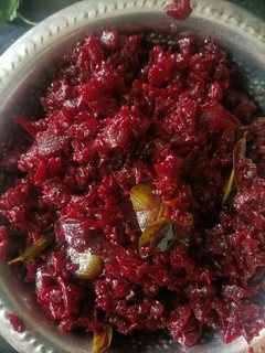 பீட்ரூட் பொரியல்(beetroot poriyal recipe in tamil) செய்முறை முக்கிய புகைப்படம்