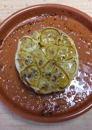 A picture of Lee's Simple Oven Roasted Garlic.